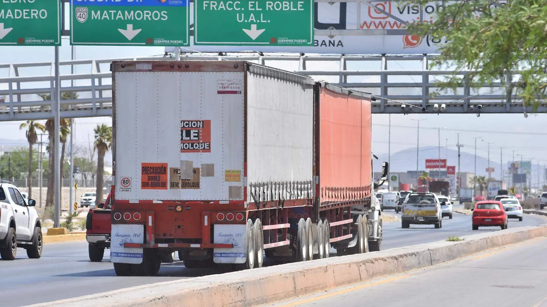 Por transitar por el periférico han sido multados hasta ahora a 67 conductores de tráileres de doble remolque